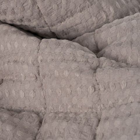 Colcha taupe con acolchado de cuadros — detalle