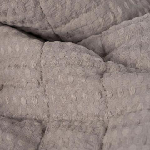 Colcha taupe con acolchado de cuadros — detalle