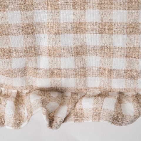 Cojín de cuadros beige con volante — detalle