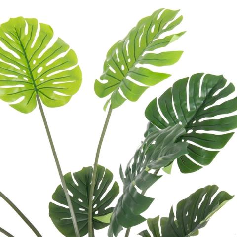 Detalle de las hojas perforadas de la monstera artificial