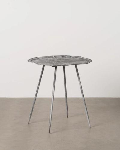 Mesa auxiliar gris con patas finas