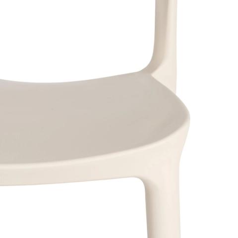 Detalle del asiento de polipropileno crema