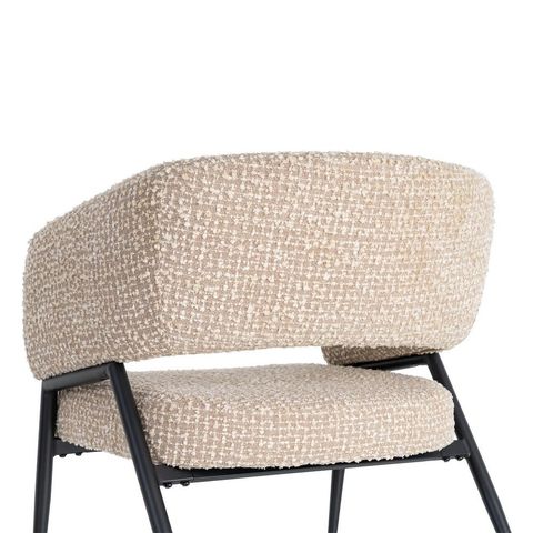 Vista posterior del sillón beige de respaldo abierto