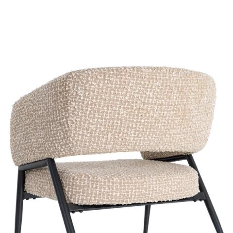 Vista posterior del sillón beige de respaldo abierto