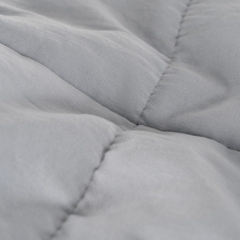 Colcha gris con acolchado de bandas — detalle
