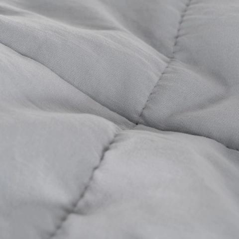 Colcha gris con acolchado de bandas — detalle