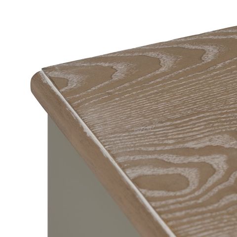 Cómoda taupe de abeto y DM, detalle del acabado