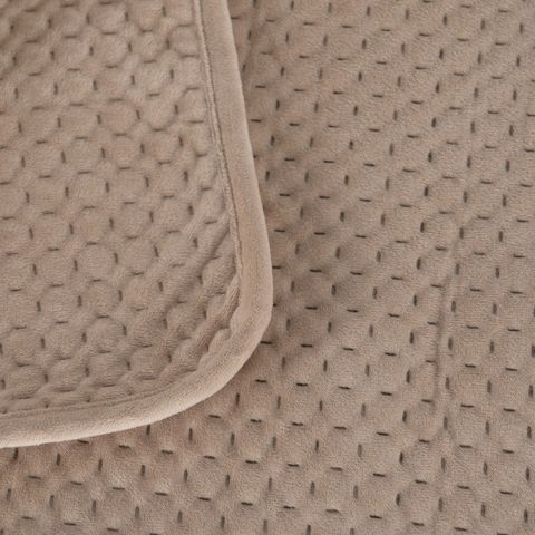 Colcha beige de terciopelo y microfibra — detalle