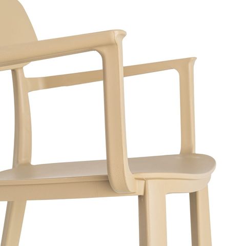 Detalle del brazo recto y el asiento de la silla caqui