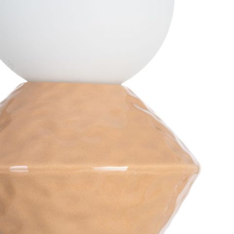 Lámpara de mesa beige con globo de cristal — detalle