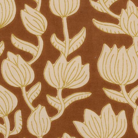 Cojín beige y marrón de motivos botánicos — detalle