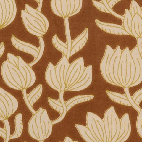 Cojín beige y marrón de motivos botánicos — detalle