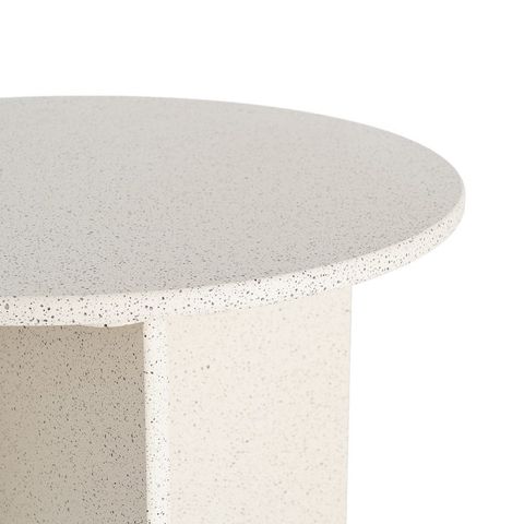 Mesa auxiliar blanca con base abierta, detalle de la base