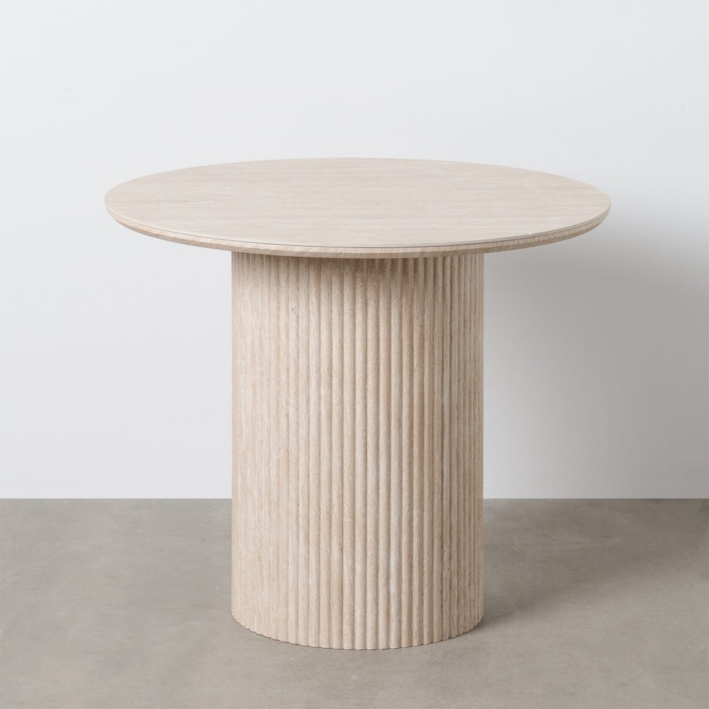 Mesa de comedor beige con efecto travertino