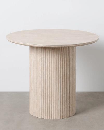 Mesa de comedor beige con efecto travertino