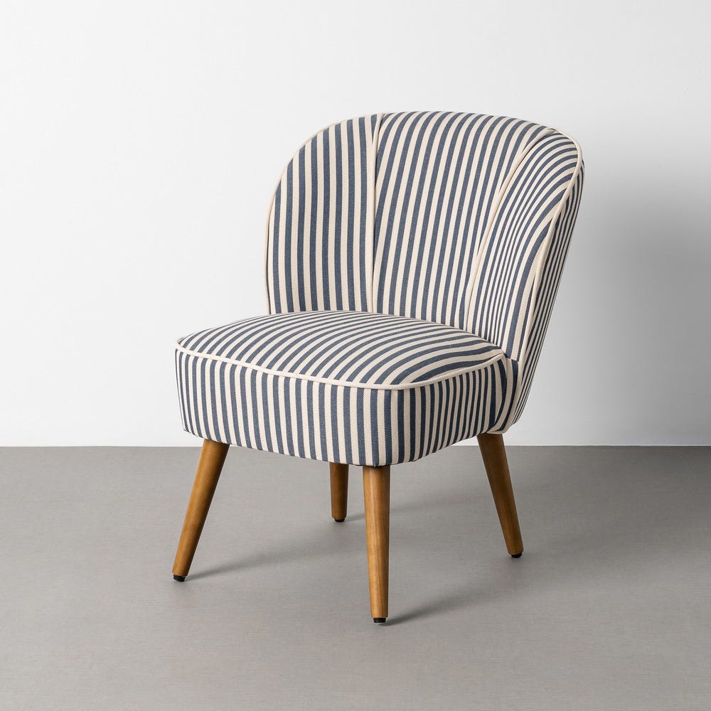Sillón de rayas azules con patas de caucho