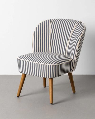 Sillón de rayas azules con patas de caucho