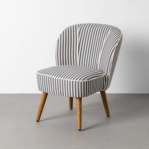 Sillón de rayas azules con patas de caucho