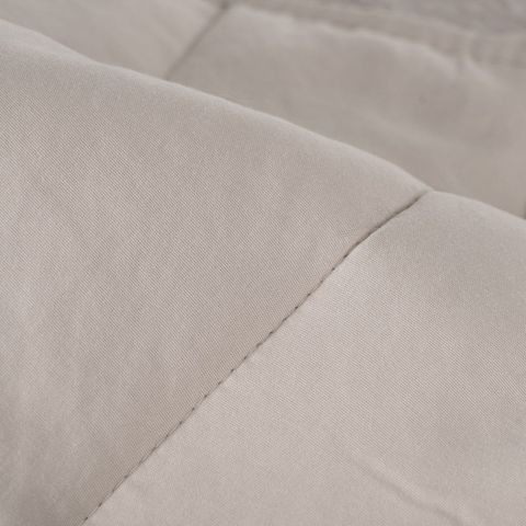 Colcha beige con acolchado de paneles — detalle