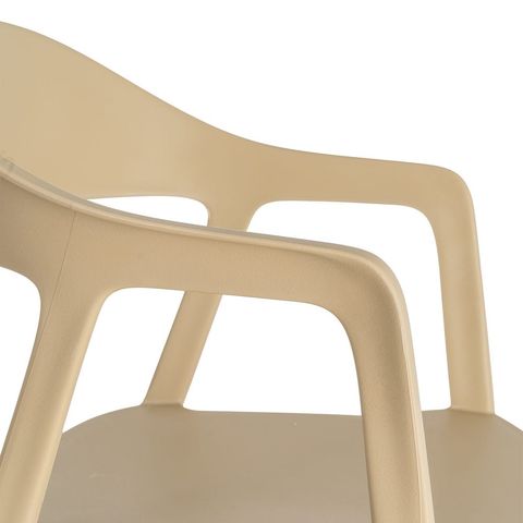 Detalle del brazo curvo de la silla caqui