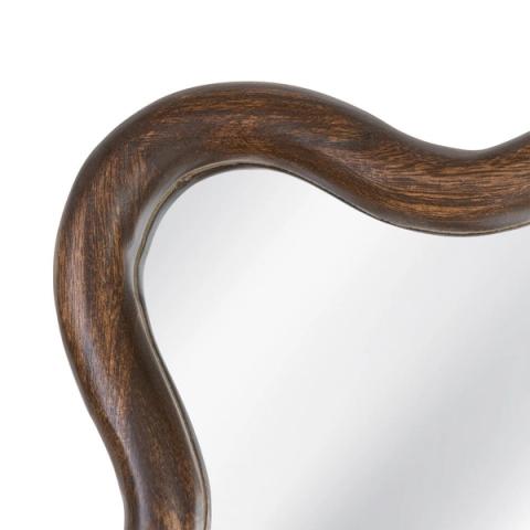 Detalle del contorno ondulado de la paulonia marrón oscuro