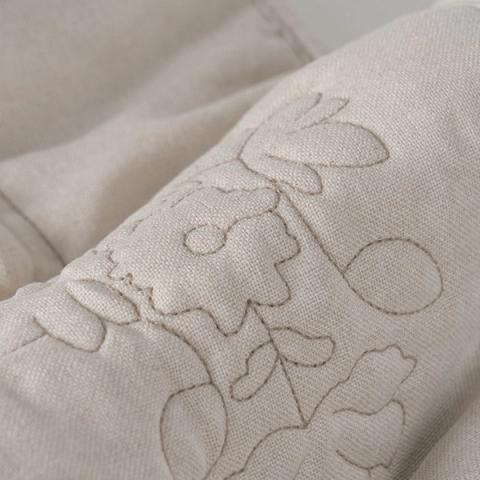 Colcha beige con acolchado floral — detalle