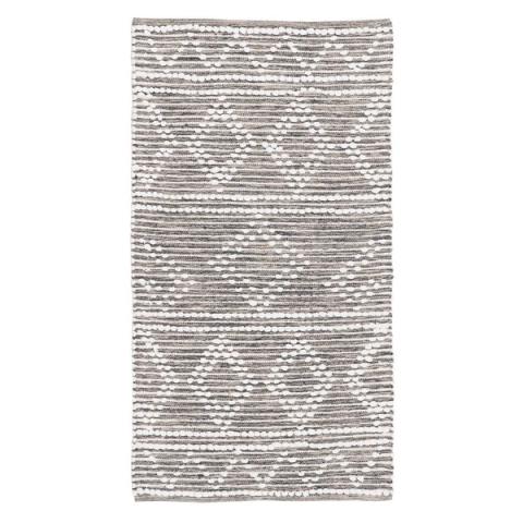 Alfombra gris y blanca de rombos con relieve — vista completa