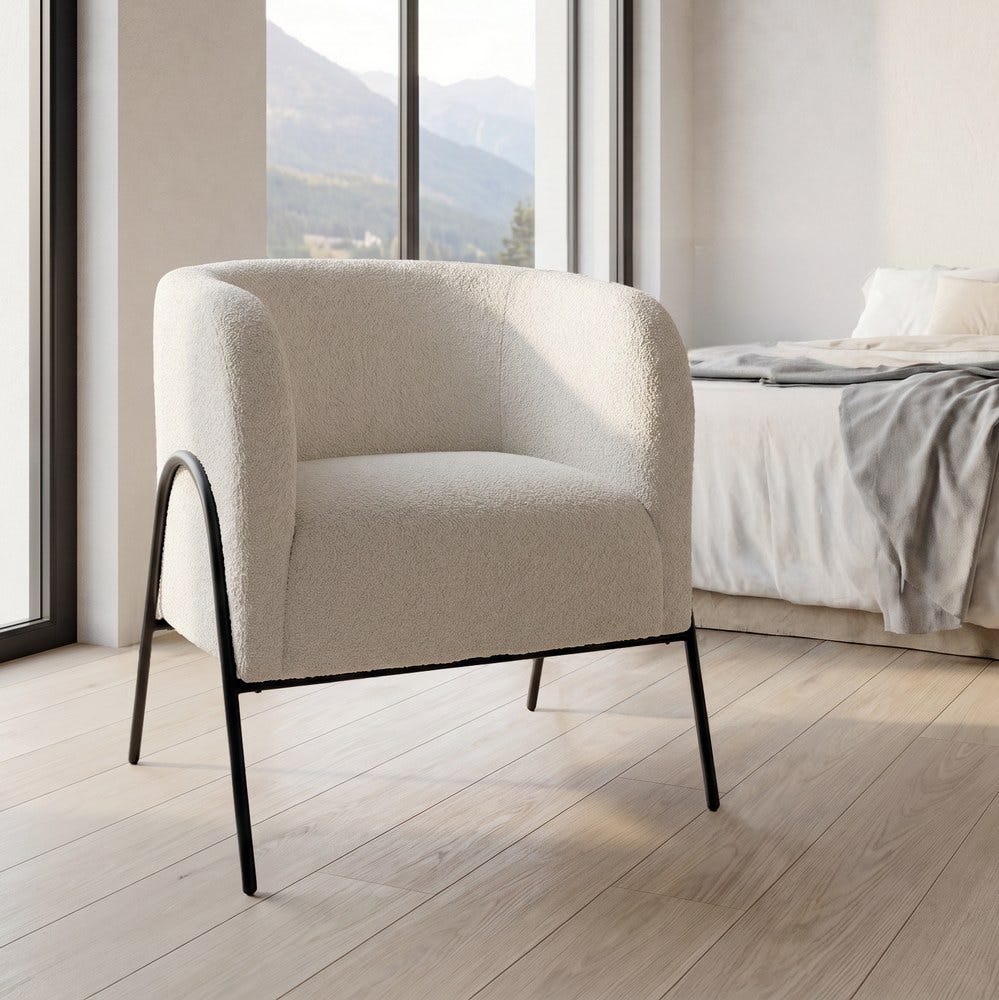 Sillón blanco con soporte metálico curvo