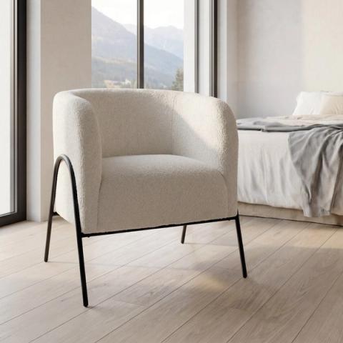 Sillón blanco con soporte metálico curvo