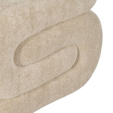 Detalle del bucle cerrado lateral del puf beige