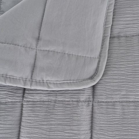 Colcha gris con acolchado de bandas — detalle