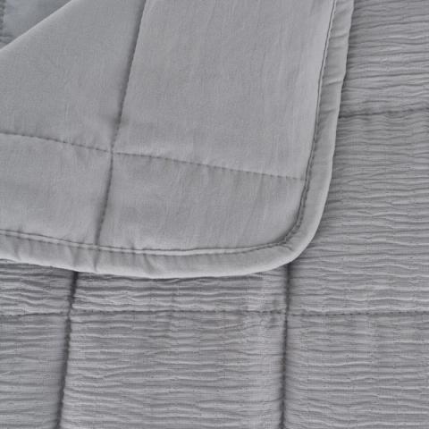 Colcha gris con acolchado de bandas — detalle