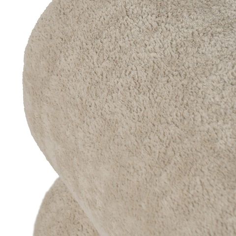 Detalle de la curva lateral del puf beige