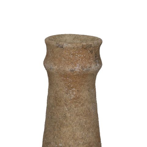 Detalle del cuello y la textura de la cerámica beige
