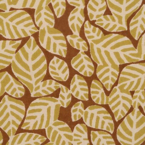 Cojín beige y marrón de hojas — detalle