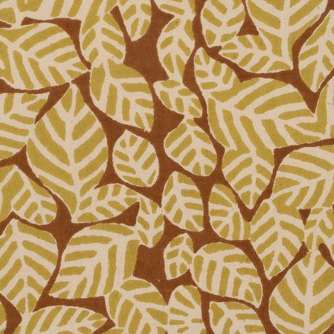 Cojín beige y marrón de hojas — detalle