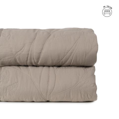 Colcha taupe con acolchado de hojas — vista completa
