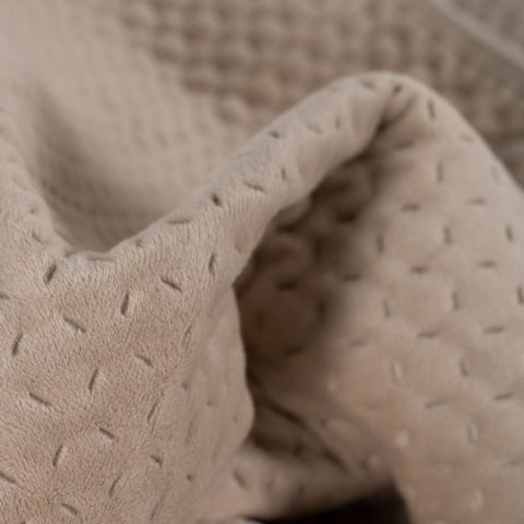 Colcha beige de terciopelo y microfibra — detalle