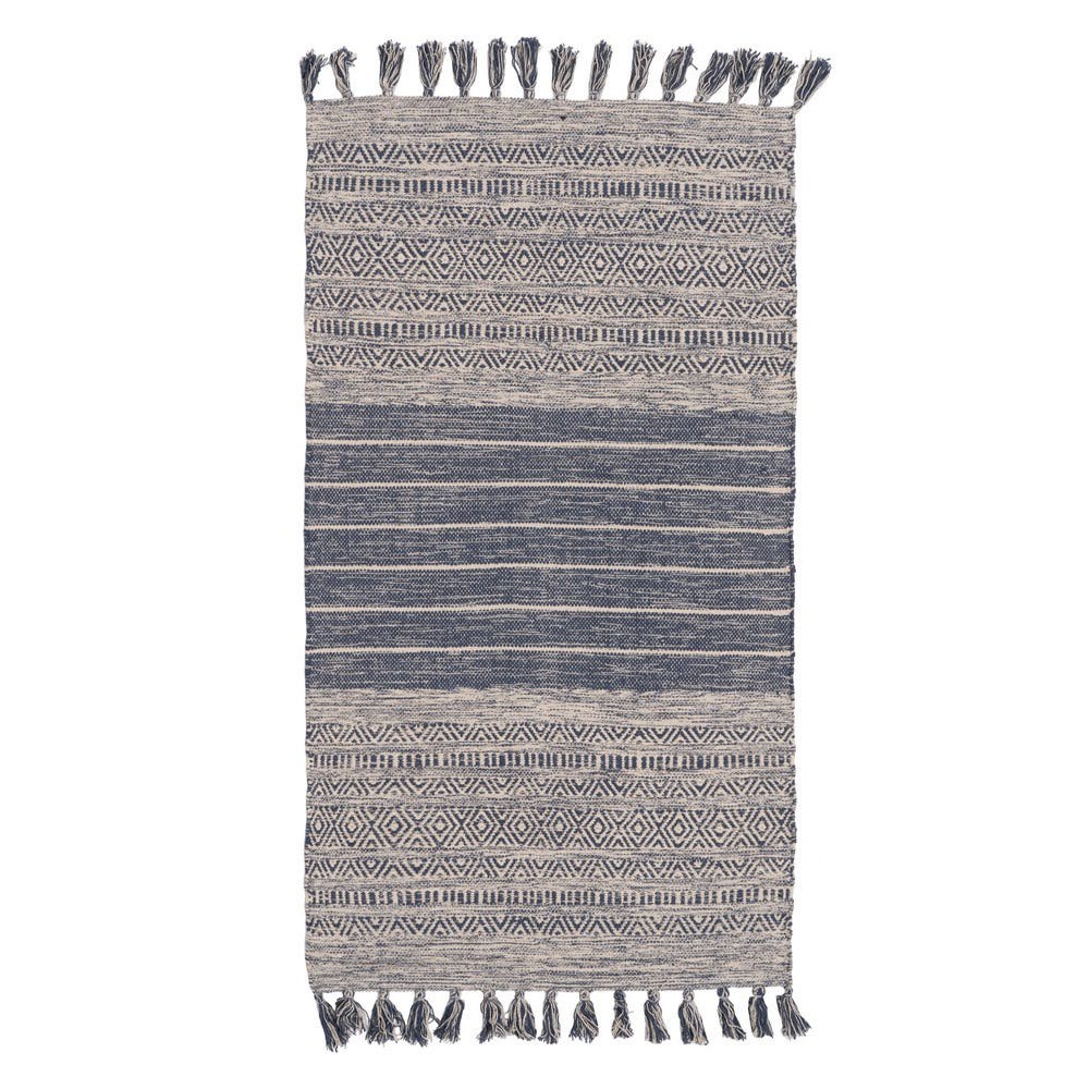 Alfombra azul y blanca con flecos — vista completa