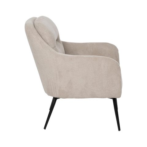 Vista lateral de los brazos tapizados del sillón beige