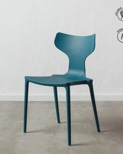 Silla apilable azul de respaldo estrechado