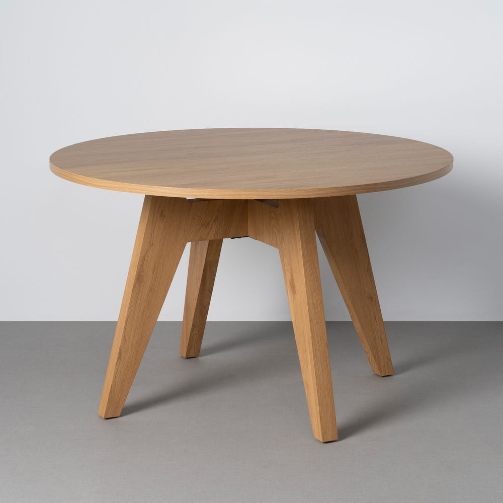 Mesa de comedor redonda con patas facetadas