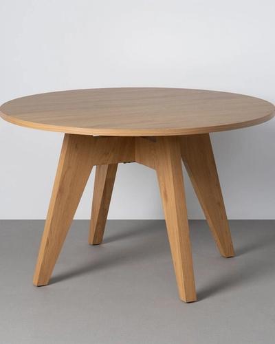 Mesa de comedor redonda con patas facetadas