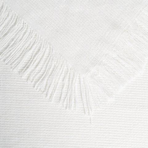 Detalle del borde con flecos de la colcha crema de algodón reciclado