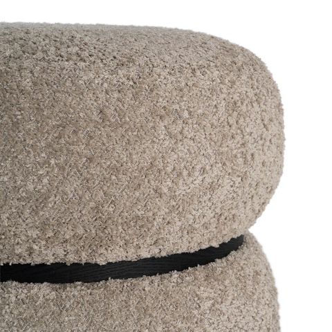 Detalle del volumen superior y la cintura del puf taupe