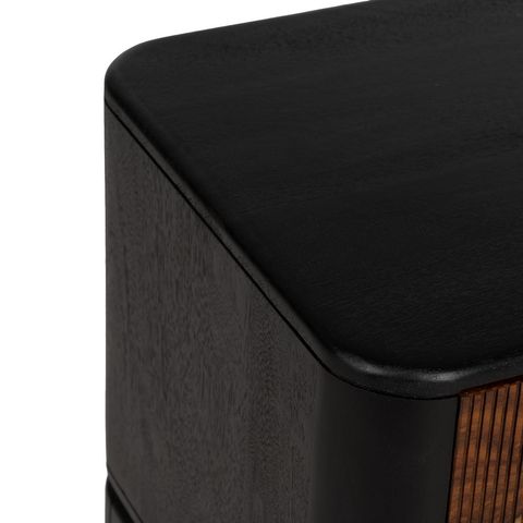 Mueble de TV en marrón y negro, detalle del acabado