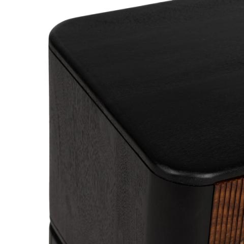 Mueble de TV en marrón y negro, detalle del acabado