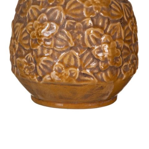 Detalle de las flores en relieve de la cerámica marrón