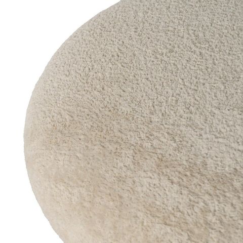 Detalle del borde redondeado del puf beige de forma de seta