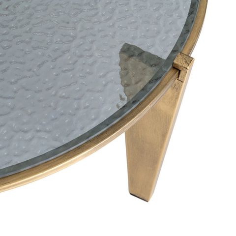 Mesa de centro de cristal y oro viejo, detalle de la unión